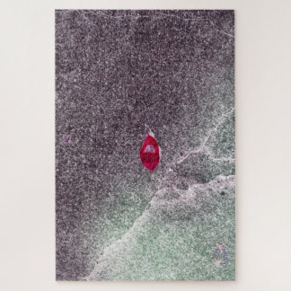 Rotes Leaf mit gesprenkeltem Sand