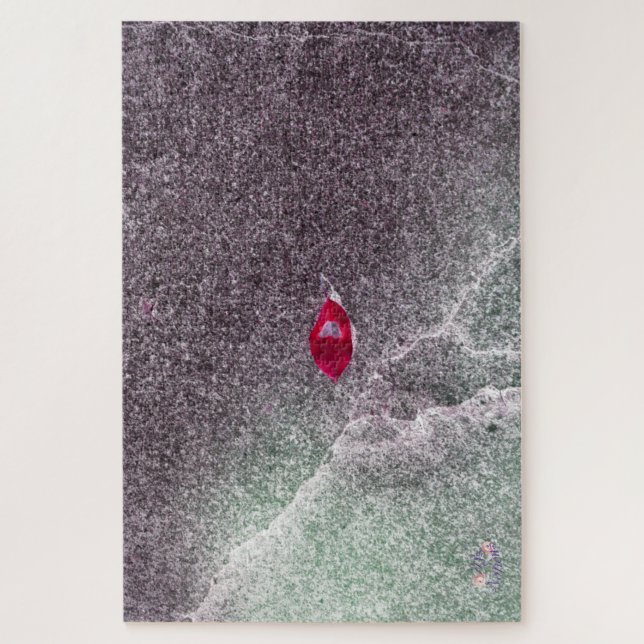 Rotes Leaf mit gesprenkeltem Sand (Vertikal)