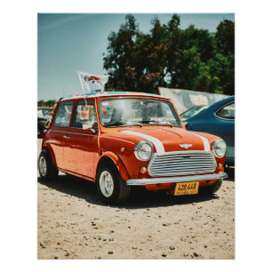 Rotes Mini-Cooper-Auto mit Union Jack-Dach-Autoauf Poster