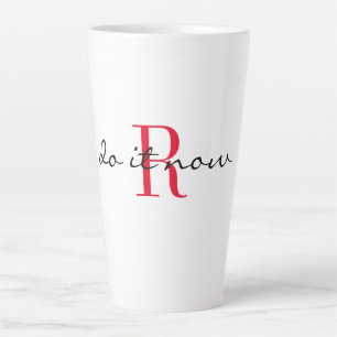 Rotes Monogramm-Initial Stylisches 'Mach es jetzt' Milchtasse