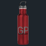 Rotes Personalisiert Modernes Monogramm  Edelstahlflasche<br><div class="desc">Berufliche und dezente personalisierte Rot-,  Schwarz- und Grauflasche mit einem einfachen,  individuellen männlichen Monogramm mit 2 Anfangsbuchstaben. Sie können alle Schriftart oder Farben bearbeiten,  um eine elegante Metallflasche zu entwerfen,  die in Büros oder Schulen hervorragend aussieht und klassisch gestaltet ist.</div>