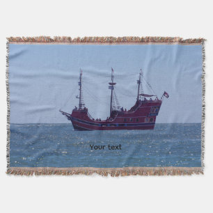 Rotes Piratenschiff auf dem Ozean Decke
