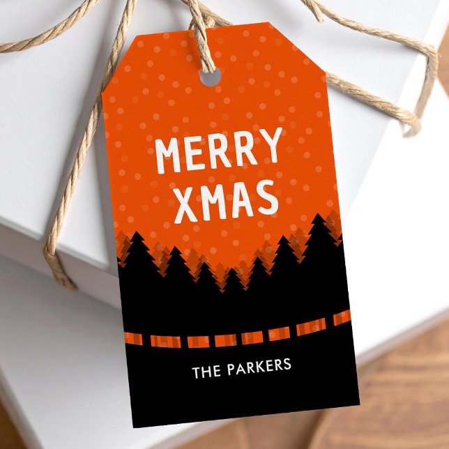 Rotes Retro Merry Xmas mit Kiefern und Schnee Geschenkanhänger (Von Creator hochgeladen)