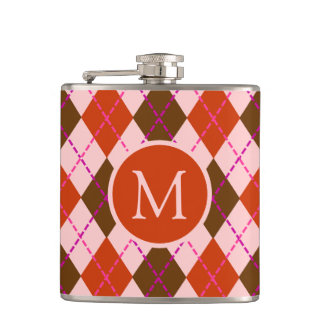 Rotes Rosa und Braunes Argyle-Muster-Monogramm Flachmann