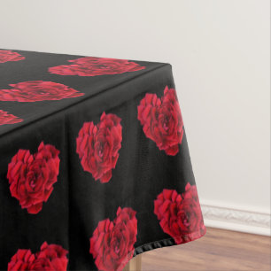 Rotes Rosenherz auf Schwarz Tischdecke