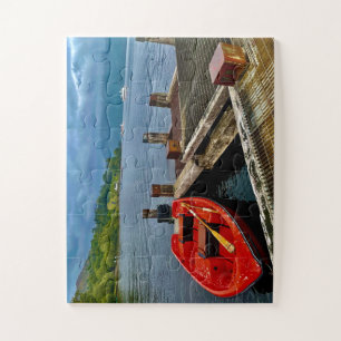 Rotes Ruderboot am ruhigen Glasgower Dock