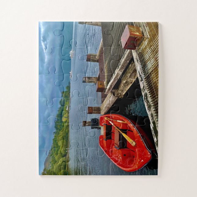 Rotes Ruderboot am ruhigen Glasgower Dock (Vertikal)