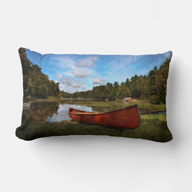 Rotes rustikales Kanu auf einer Seebank Lendenkissen (Vorderseite)