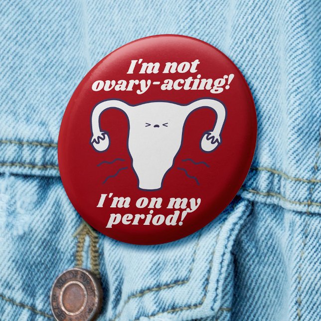 Rotes Schauspiel - Slogan für die sonnige Zeit Button (Red badge with cartoon uterus and slogan 'I'm not ovary-acting, I'm on my period!')