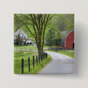 Rotes Scheunen und Bauernhaus in der Nähe von Berl Button