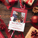 Rotes Skript ein Foto Weihnachten , Weihnachtskart Karte<br><div class="desc">Diese elegante, minimalistische Rot-Weiß-Weihnachtspostkarte mit handgeschriebenem Drehbuch bietet einen Platz für eines Ihrer persönlichen Fotos und Ihre persönliche Nachricht. Passen Sie die Rückseite der Karte mit Ihrem speziellen Text an. Es kann an Familie und Freunde verschickt werden und ist beruflich und einfach genug, um es an Firmenkunden und kleine Geschäftskunden...</div>