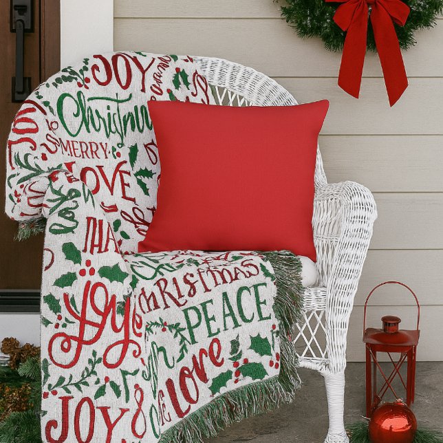 Rotes, solides Farbkissen im Freien Kissen (“Add festive red to your porch with this cozy pillow perfect with holiday throws to welcome guests.”)