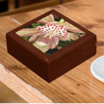 Rotes Specklaton Orchid Erinnerungskiste<br><div class="desc">Für Orchideenliebhaber! In dieser hölzernen Geschenkboxen können Sie Schmuck,  Schmuck und andere kleine Pfannkuchen mit Keramik-Kacheln aufbewahren,  die das Foto eines rot gesprenkelten Cymbidium Orchideen zeigen. Ein schönes,  blumengeschmücktes Design! Wählen Sie Ihre Geschenkboxen und Farbe.</div>