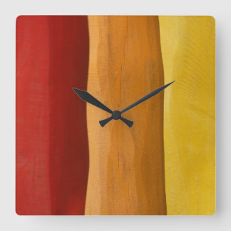 rotes Spektrum des orange Gelbs des bunten Quadratische Wanduhr