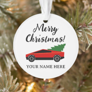 Rotes Tesla-Pickup mit Weihnachtsbaum Ornament