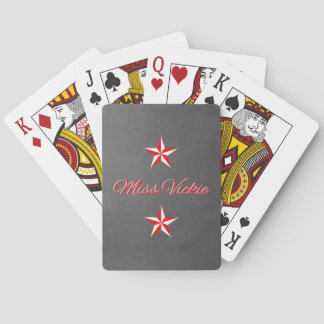Rotes u. weißes Monogramm auf schwarzen Spielkarten