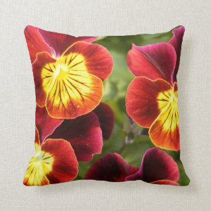 Rotes und gelbes Stiefmütterchen (Viola) Kissen