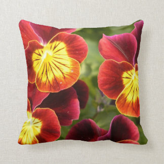 Rotes und gelbes Stiefmütterchen (Viola) Kissen