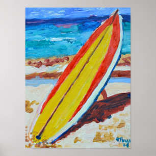 Rotes und gelbes Surfbrett auf sandigem Strand Poster