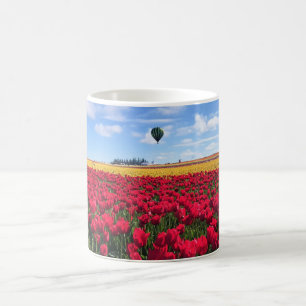 Rotes und gelbes Tulip-Feld mit Heißluftballon Kaffeetasse