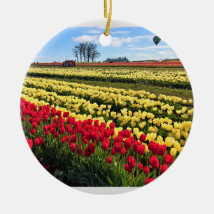 Rotes und gelbes Tulip-Feld mit Heißluftballon Keramik Ornament