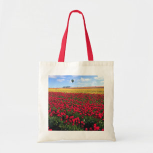 Rotes und gelbes Tulip-Feld mit Heißluftballon Tragetasche