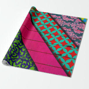 Rotes und grünes Kleidungsstück Geschenkpapier