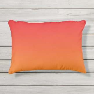 Rotes und orange Ombre Kissen im Freien