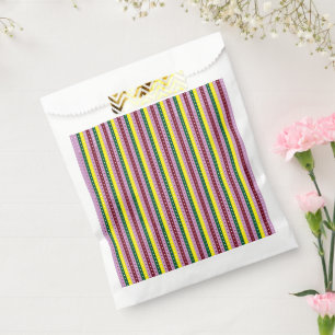 Rotes und orangefarbenes Packpapier mit glänzender Geschenktütchen