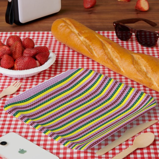 Rotes und orangefarbenes Packpapier mit glänzender Pappteller (Picknick)