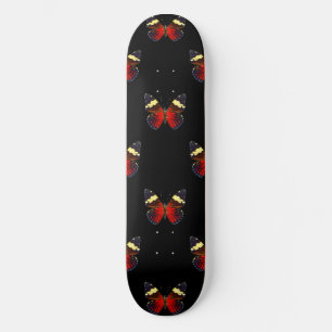 Rotes und schwarzes Schmetterlingsmuster Skateboard