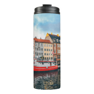 ROTES UND WEIßES BETONGEBÄUDE THERMOSBECHER