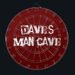Rotes und weißes Dart Board Dartscheibe<br><div class="desc">Dieses speziell für die Grotte entwickelte Dartboard ist in dunkelrot mit weißem, fett formatiertem Text gestaltet. Personalisieren Sie den Text nach Anzug Ihrer Bedürfnisse. Perfekte Geschenkidee für den Mann, der Lieben Spiele.</div>