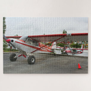 Rotes und weißes Flugzeug, Lake Hood, Alaska