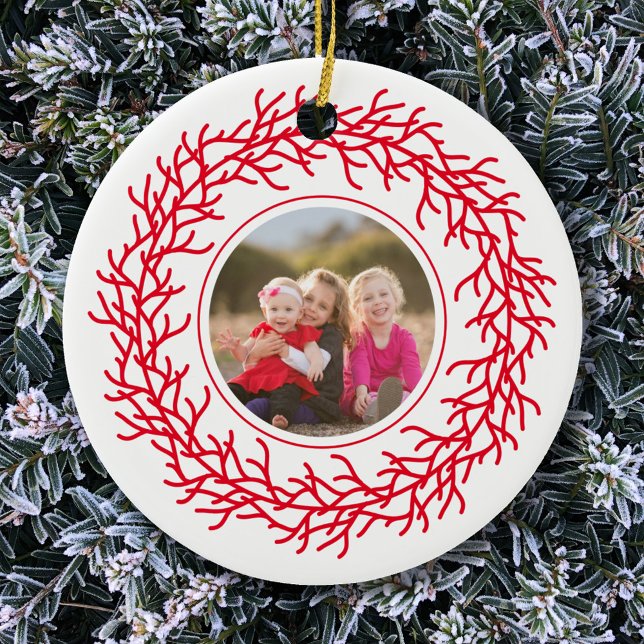 Rotes und weißes Foto Keramik Ornament (Add your own photo to this modern Scandinavian red and white garland wreath Christmas ornament)