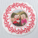 Rotes und weißes Foto Rundes Kissen<br><div class="desc">Fügen Sie Ihr eigenes Foto zu diesem modernen skandinavischen Festkranz-Urlaubsprojekt in Rot und Weiß hinzu. Das ist ein schöner Familiensaft. Foto Credit: Fotografie © Storytree Studios, Stanford, CA</div>