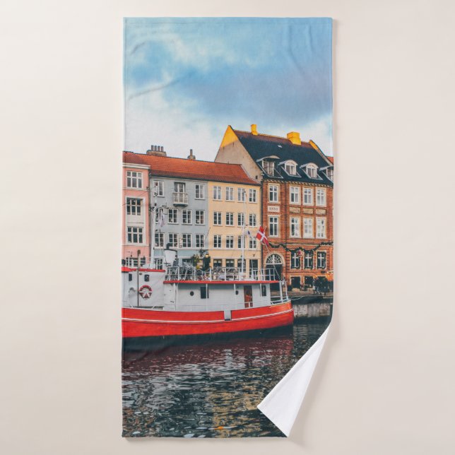 ROTES UND WEISSES KONKRETES GEBÄUDE BADEHANDTUCH (Badehandtuch)