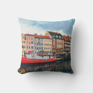 ROTES UND WEISSES KONKRETES GEBÄUDE KISSEN