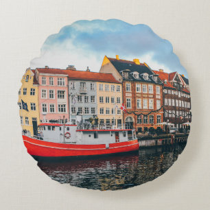 ROTES UND WEISSES KONKRETES GEBÄUDE RUNDES KISSEN