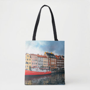 ROTES UND WEISSES KONKRETES GEBÄUDE TASCHE