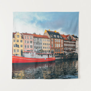 ROTES UND WEISSES KONKRETES GEBÄUDE WANDTEPPICH