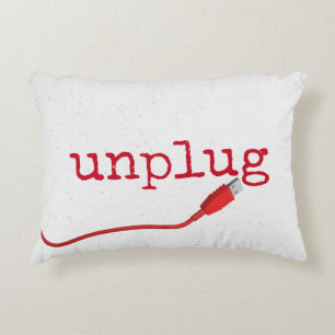 Rotes USB-Kabel mit UNPLUG-Text Dekokissen