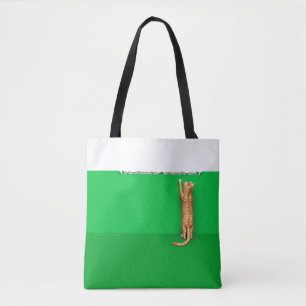 Rotgetigerte Katze zerreißt Papierserviertablett Tasche