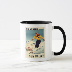 Rothaarige Frauen-lächelndes und Ski fahrendes Tasse