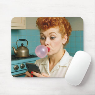Rothaarige Retro-Frau beim SMS-Schreiben auf einem Mousepad