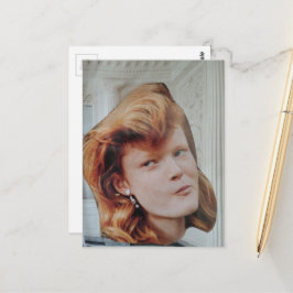 Rothaariger Kopf in einem eleganten Raum surreale Postkarte