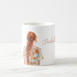 Rothaariges Mädchen mit geflochtenem Haar im Blume Kaffeetasse