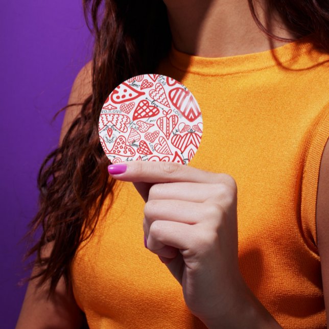 Rotherzen Valentinstag Runder Aufkleber (Red Pattern Hearts Round Sticker. Add this to a gift for a loved one.)