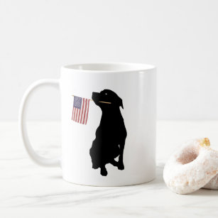 Rottweiler, das US-amerikanische Flagge hält Kaffeetasse