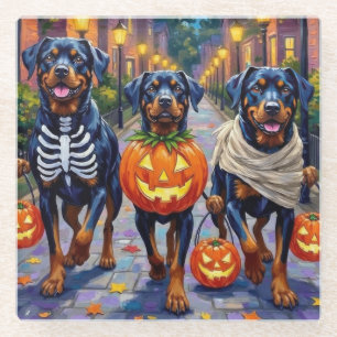 Rottweiler, die an Halloween in Kostümen Süßigkeit Glasuntersetzer
